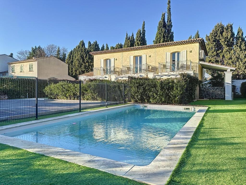 Holiday home Le Clos De *