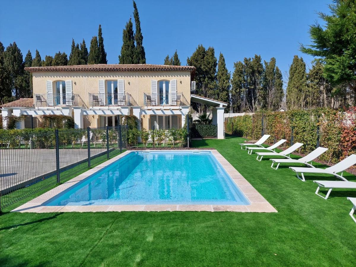 Le Clos De *